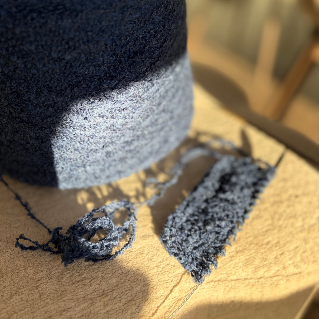 G&G Filati Art. Bouclé 3100, Merinowolle 65 %, Seide 27 %, Polyamid 8 %, Farbe: königsblau