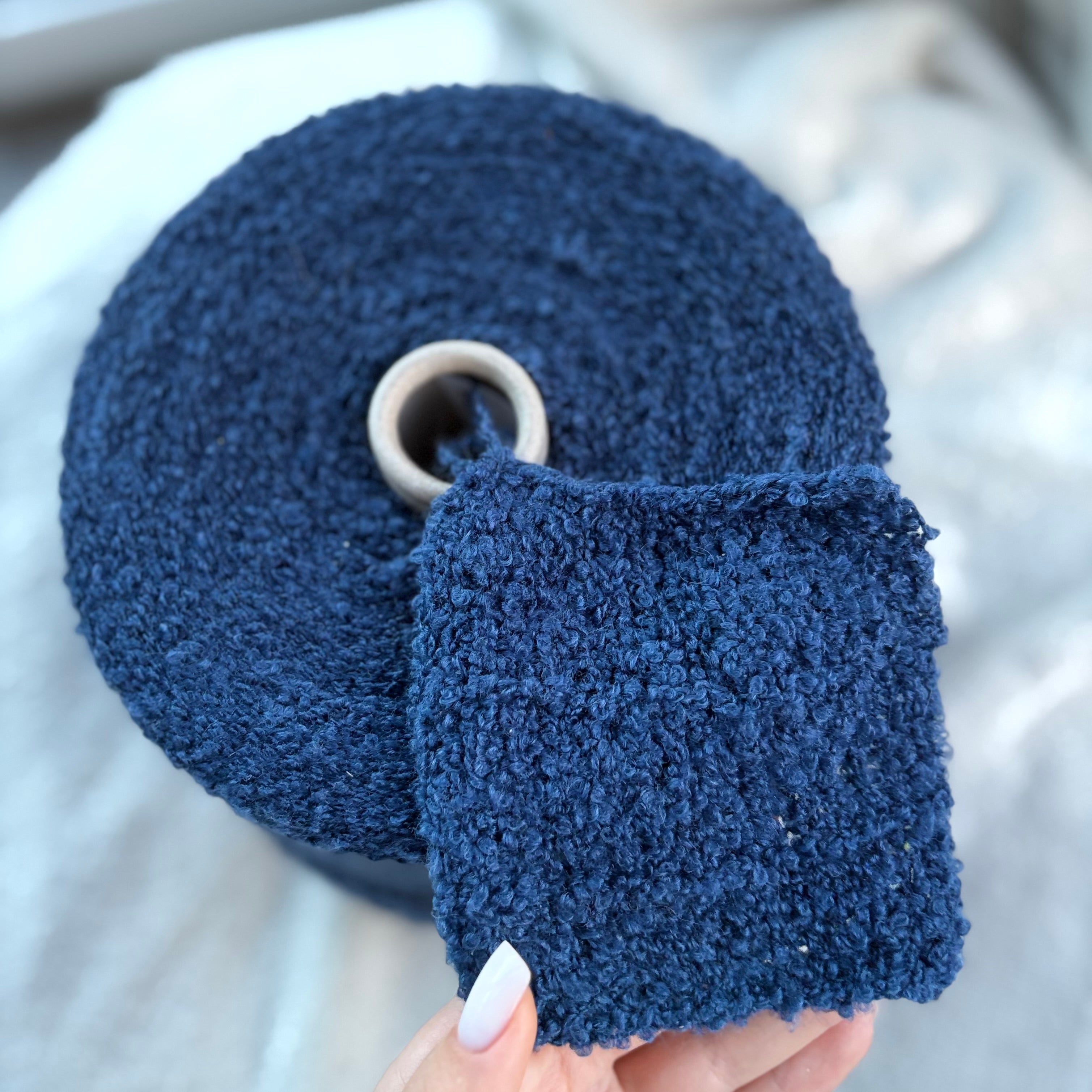 G&G Filati Art. Bouclé 3100, Merinowolle 65 %, Seide 27 %, Polyamid 8 %, Farbe: königsblau