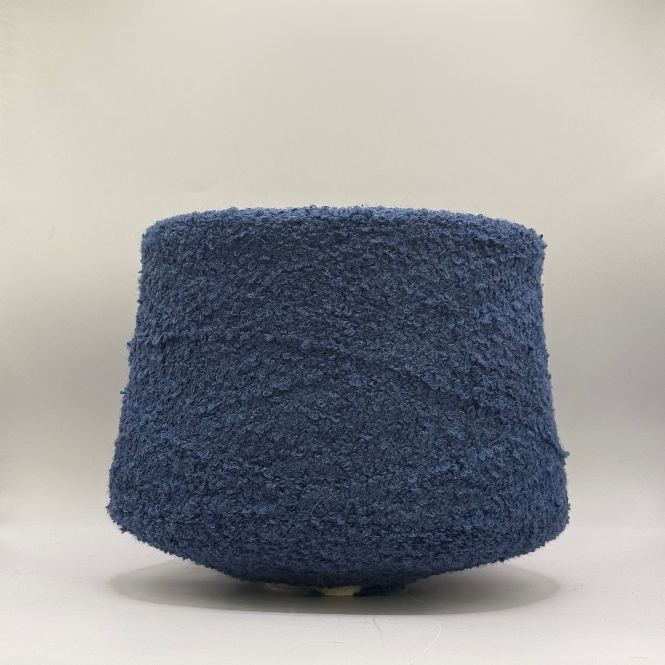 G&G Filati Art. Bouclé 3100, Merinowolle 65 %, Seide 27 %, Polyamid 8 %, Farbe: königsblau